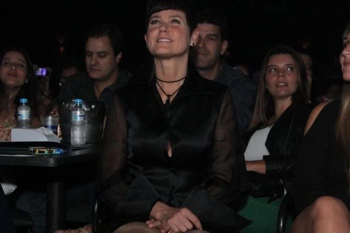 Dupla de Victor, Leo beija mulher e recebe Xuxa na plateia