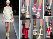 Sandálias com meias metalizadas roubam cena em Milão