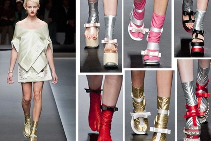 Sandálias com meias metalizadas roubam cena em Milão