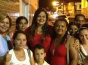 A empresária Cacilda Sampaio ajudando sua irmã Patricia