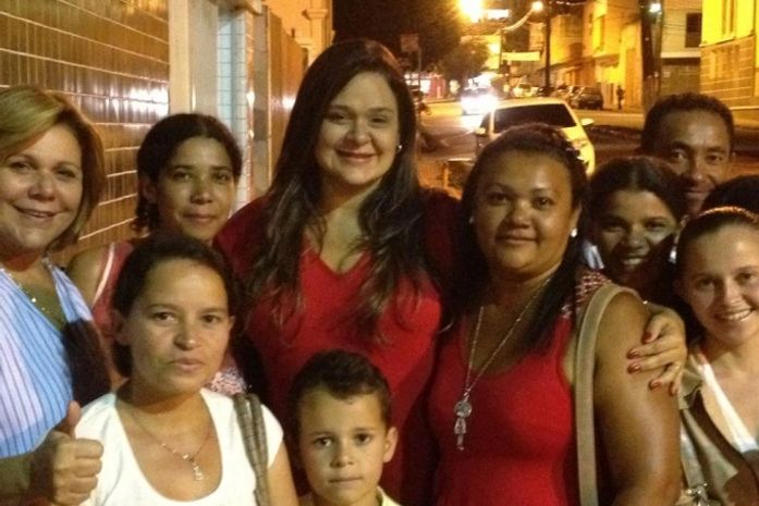 A empresária Cacilda Sampaio ajudando sua irmã Patricia