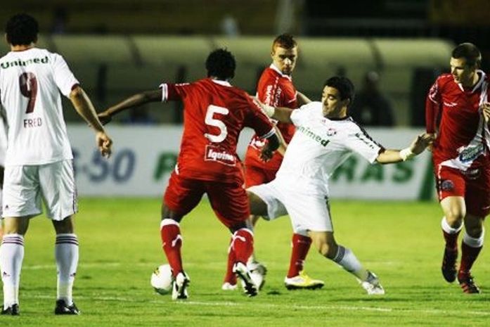 Flu derrota Náutico no sufoco, se reabilita e segue na liderança