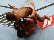 Em duelo de gerações, Jon Jones vence Vitor Belfort por finalização