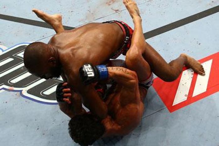 Em duelo de gerações, Jon Jones vence Vitor Belfort por finalização