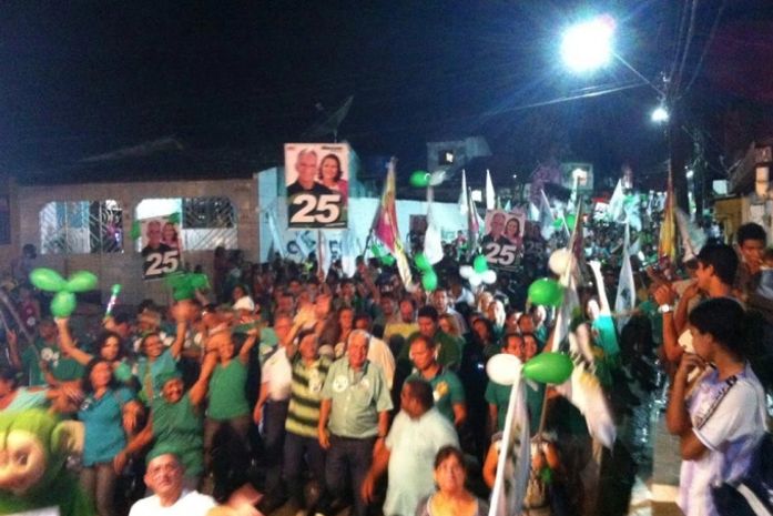 Uma multidão caminhando em Rio Largo com Téo,Marcos Vieira e Nonô