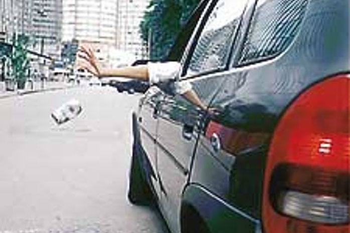 Apesar de campanhas, alagoanos continuam jogando lixo nas ruas