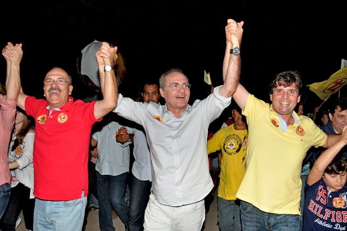 Ronaldo Lopes, senador Renan e Márcio Beltrão durante a caminhada em Penedo