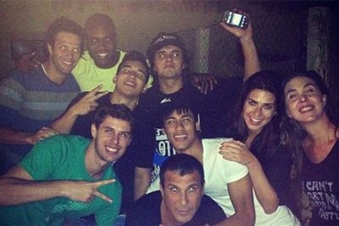 Neymar vai à balada com artistas da Globo