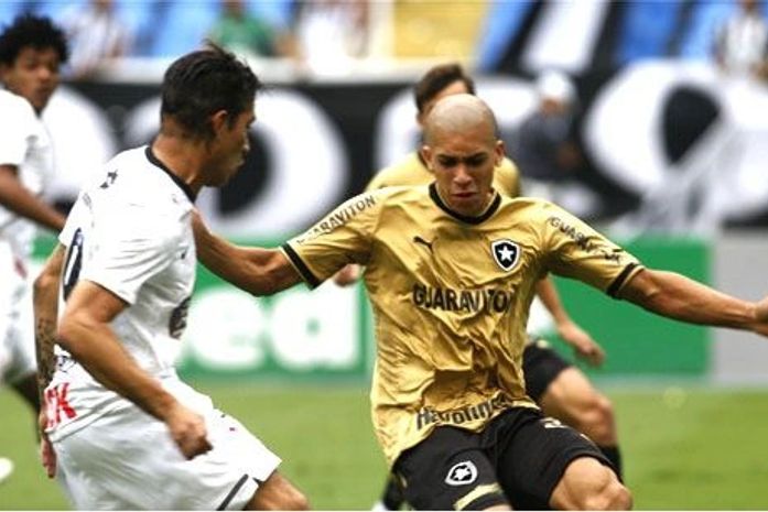 Botafogo e Corinthians empatam em jogo com invasão de cachorro e camisa 'azarada'