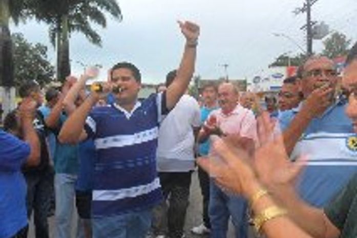 Charlles Gerônimo puxando a juvenrtude do Pilar no arrastão do Canuto