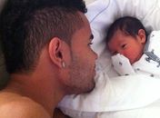 Dentinho é só 'love' com seu filho recém-nascido: 'Beijo, papai'