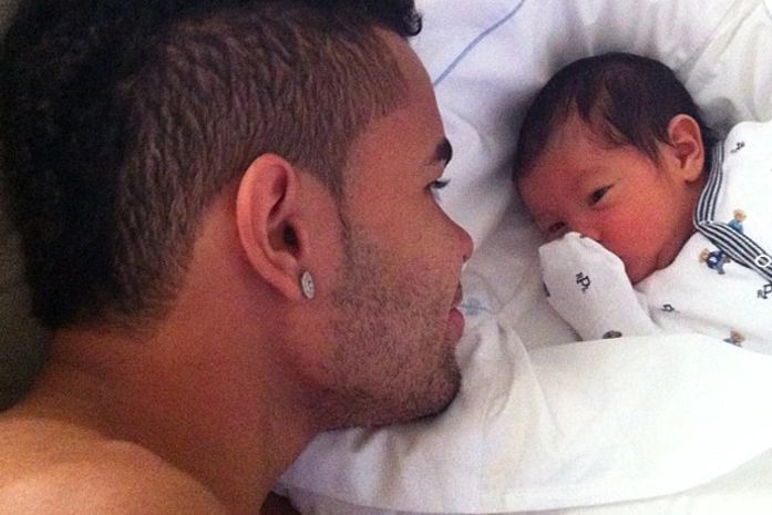 Dentinho é só 'love' com seu filho recém-nascido: 'Beijo, papai'