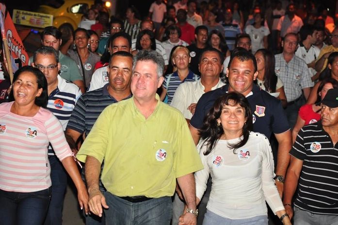 Joaquim e Dalva Beltrao numa cam inhada emn Coruripe