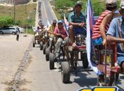 Ao longo da rodovia federal carroceiros fazem passeata em favor de Marcos Ferreira