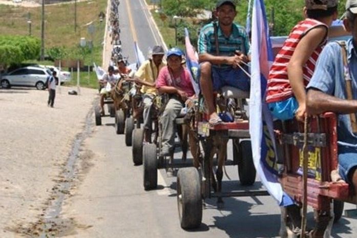 Ao longo da rodovia federal carroceiros fazem passeata em favor de Marcos Ferreira