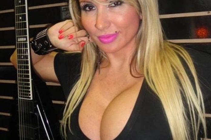 Sabrina Boing Boing vai decotada e 'rasgada' à feira de música