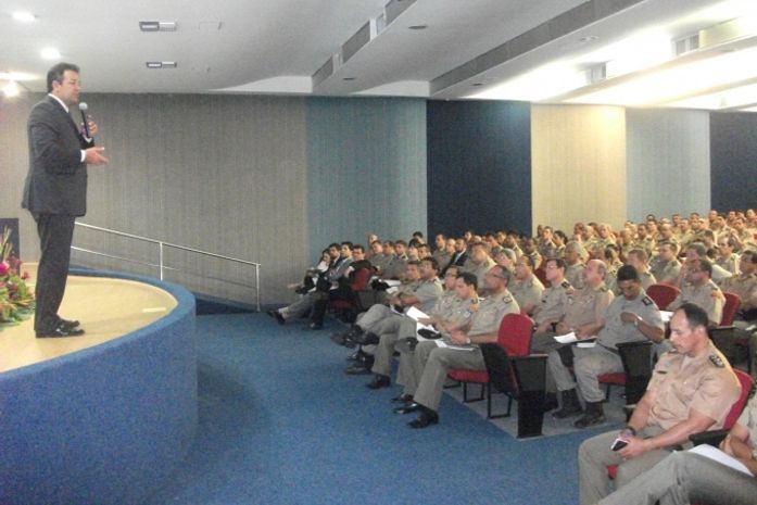 Policiais recebem orientações para o dia das eleições
