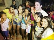 Rui em suas andanças recebe o carinho das crianças