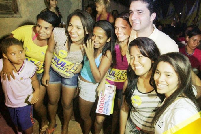 Rui em suas andanças recebe o carinho das crianças