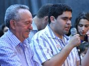 Senador vira atração durante comício em Mata Grande
