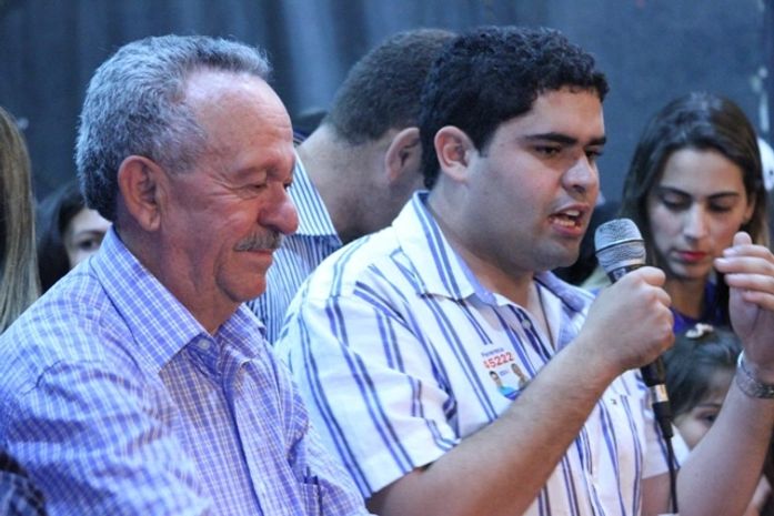 Senador vira atração durante comício em Mata Grande