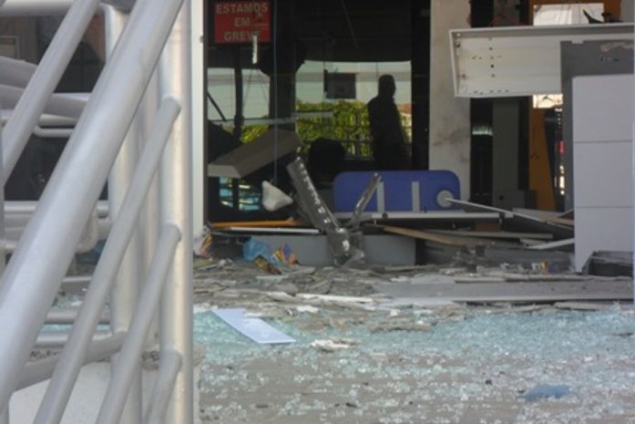 Quadrilha invade Banco do Brasil e explode caixas em Canapi