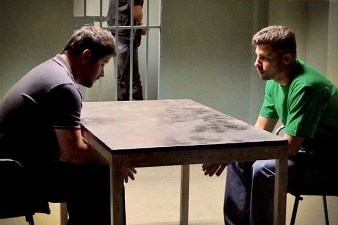 Na delegacia, Jorginho conta para Tufão que é filho de Max