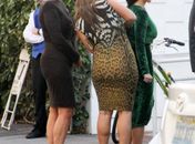 Kim Kardashian precisou da ajuda da mãe e uma amiga para caber no vestido