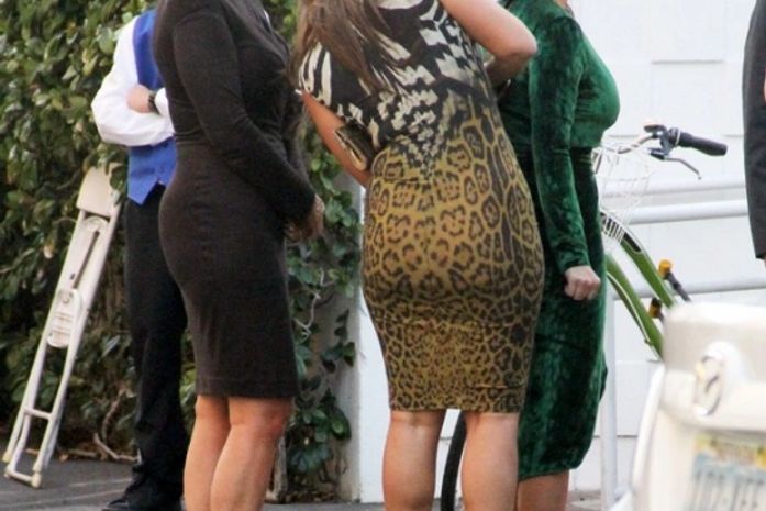 Kim Kardashian precisou da ajuda da mãe e uma amiga para caber no vestido