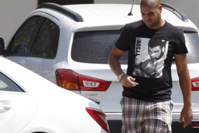 Adriano é intimado e pode responder por lesão corporal por tiro em carro