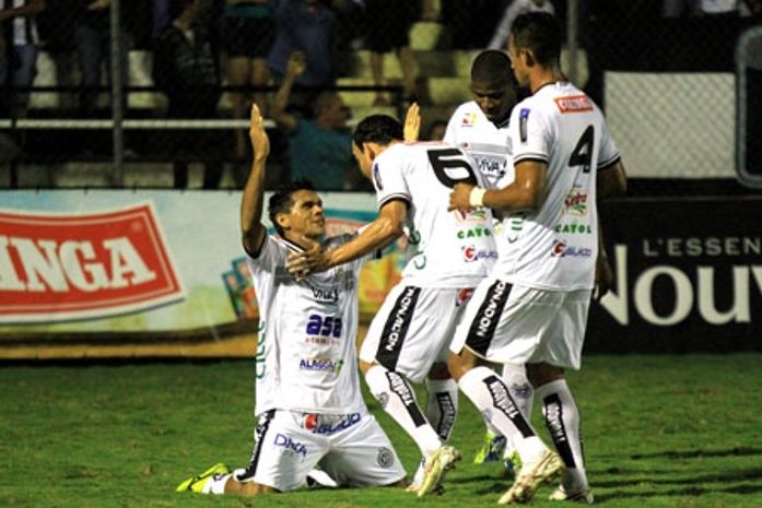 Roberto Jacaré comemora gol do Asa contra o Paraná, pela série B do Brasileirão