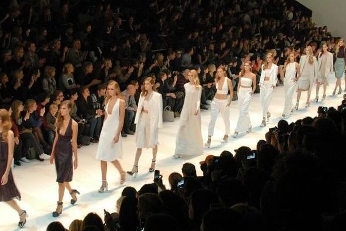 A base da cartela de cores se manteve neutra, com muito branco e azul-marinho