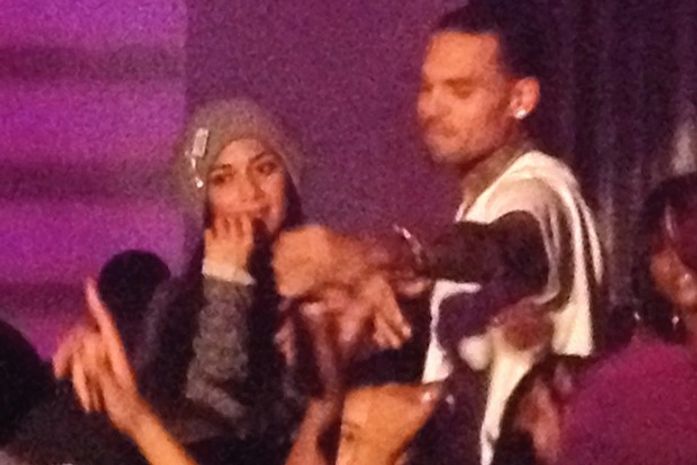 Chris Brown e Nicole Scherzinger trocam beijos em boate