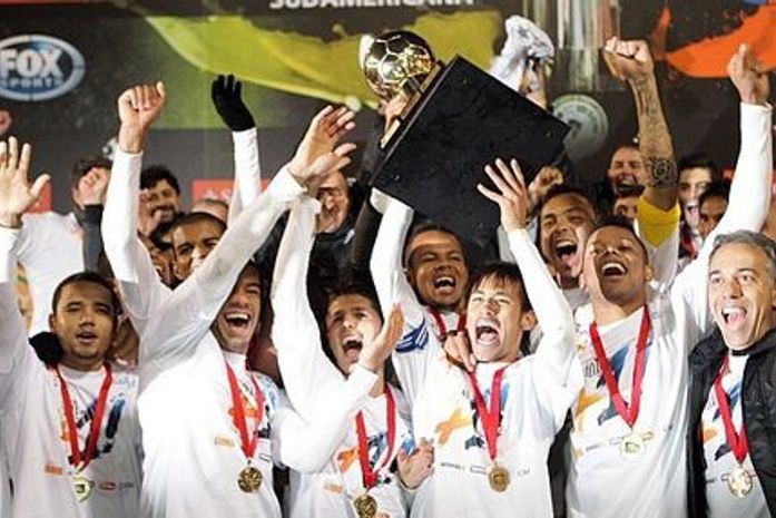 Santos bate Universidad do Chile, leva Recopa e salva semestre