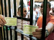 Presos mostram o título de eleitor