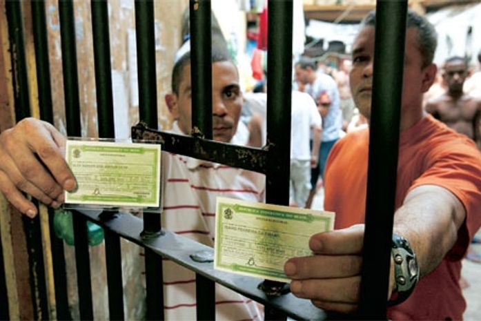 Presos mostram o título de eleitor