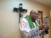 Padre Jorjão baixou a Bíblia online usa outros aplicativos que disponibilizam os salmos e a liturgia da Igreja