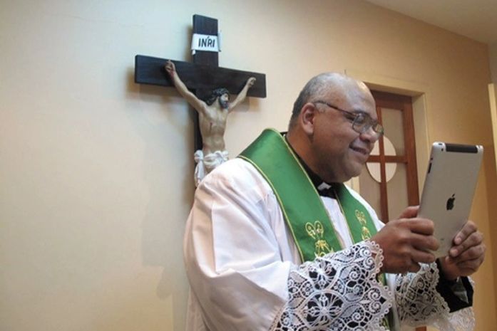 Padre Jorjão baixou a Bíblia online usa outros aplicativos que disponibilizam os salmos e a liturgia da Igreja