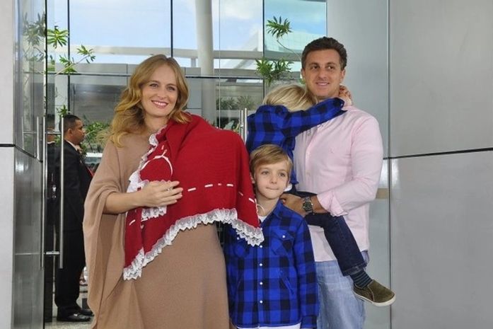 A família Huck reunida: Angélica com Eva no colo, Luciano com Benício e Joaquim entre os pais