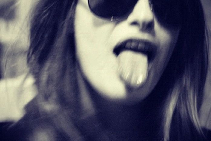 Para quem será? Carol Francischini mostra a língua e manda recado