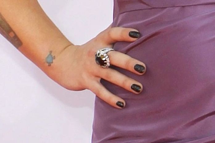 Kelly Osbourne 'se desculpa' por usar esmalte de meio milhão de reais