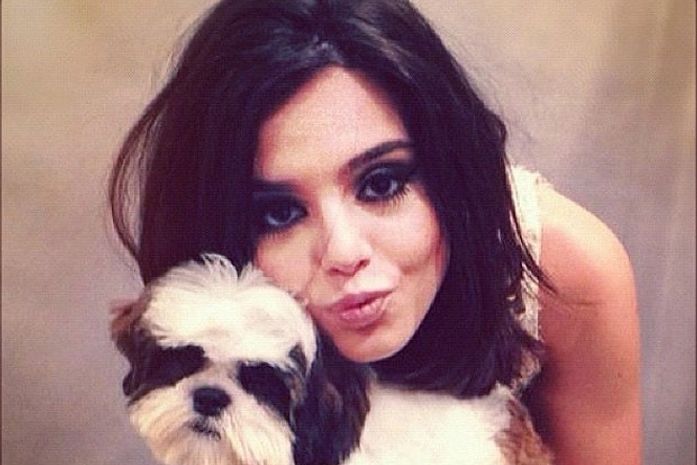 Giovanna Lancellotti mima seu cãozinho