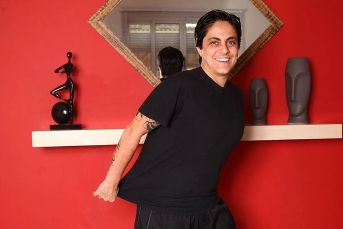 Thammy Gretchen estica a camiseta e mostra que já emagreceu