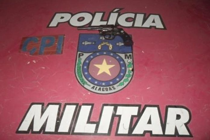 Denúncia leva polícia a prender homem com arma em Anadia