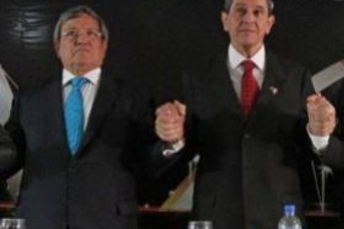 Benito Gama de mãos dada com Roberto Jefferson