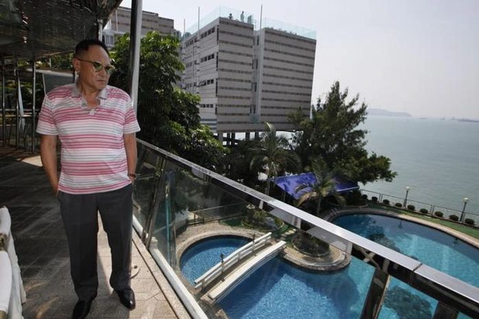 "Milhares querem ser meus genros", diz bilionário pai de lésbica