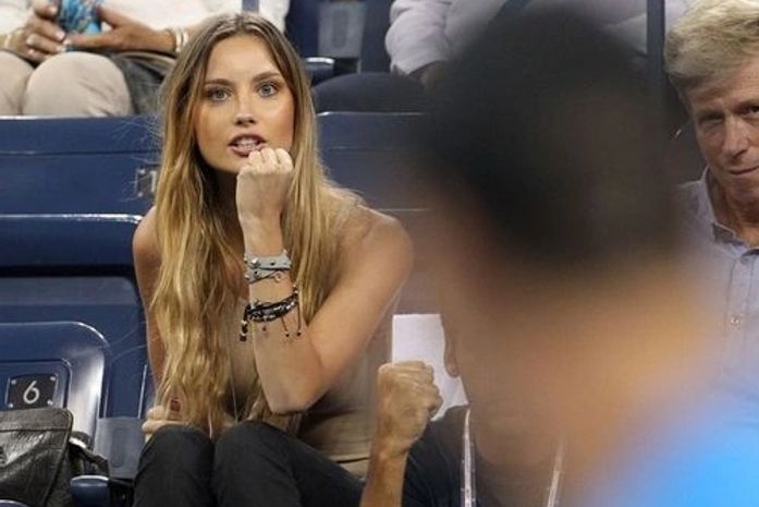 Modelo rouba a cena na torcida e capitaliza fama com ensaio sensual