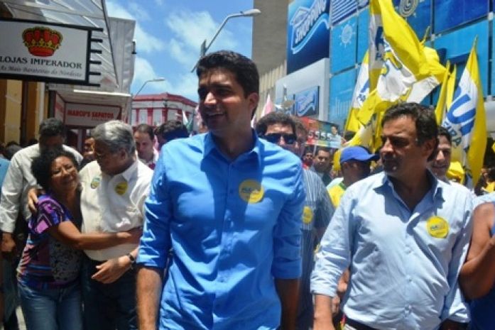 No comercio de Maceió, Téo, Rui e Aécio Neves