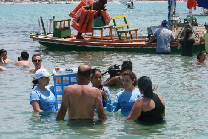 Biólogos orientam banhistas na piscina natural da Pajuçara