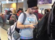 Mulher 'barbada' vira piada e dá lição de respeito na web